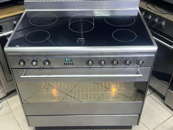 Smeg Full Electric Stove 90cm by 60cm